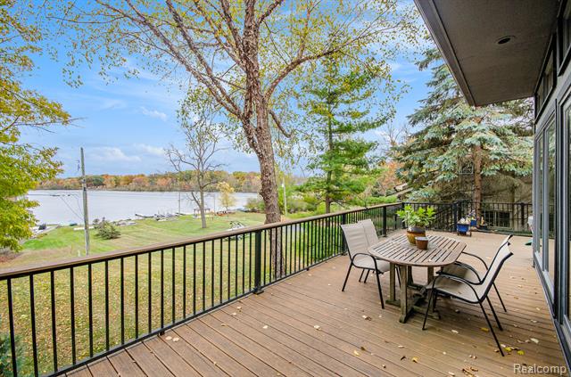 Builiding view forty five for 2501 Doleman, West Bloomfield, MI. 48324