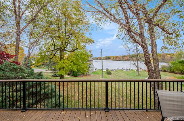 Builiding view forty four for 2501 Doleman, West Bloomfield, MI. 48324