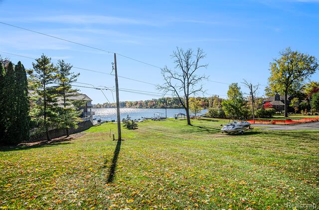 Builiding view forty nine for 2501 Doleman, West Bloomfield, MI. 48324