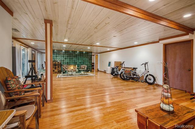 Builiding view forty one for 2501 Doleman, West Bloomfield, MI. 48324