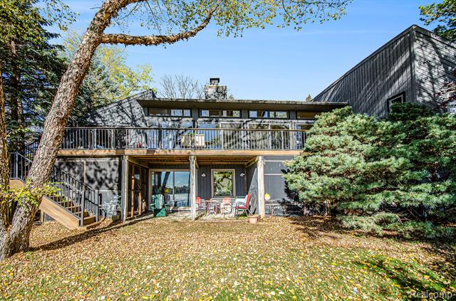 Builiding view forty seven for 2501 Doleman, West Bloomfield, MI. 48324