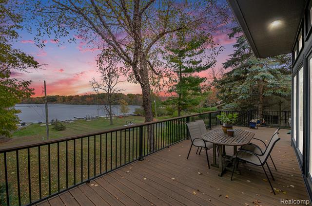 Builiding view forty three for 2501 Doleman, West Bloomfield, MI. 48324