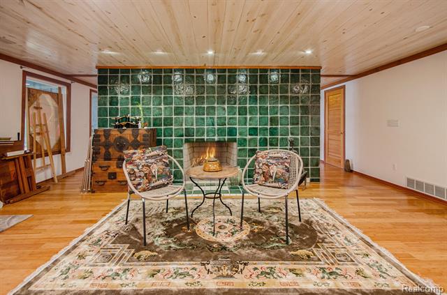 Builiding view forty for 2501 Doleman, West Bloomfield, MI. 48324