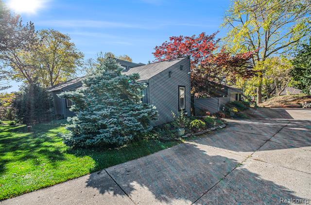 Builiding view four for 2501 Doleman, West Bloomfield, MI. 48324