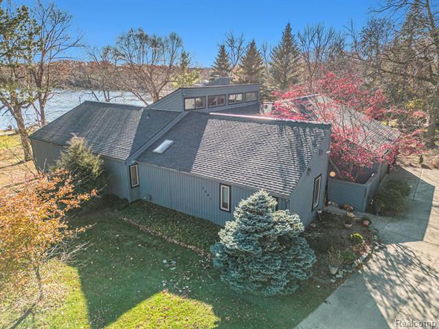 Builiding view one for 2501 Doleman, West Bloomfield, MI. 48324