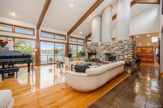 Builiding view ten for 2501 Doleman, West Bloomfield, MI. 48324