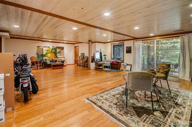 Builiding view thirty nine for 2501 Doleman, West Bloomfield, MI. 48324