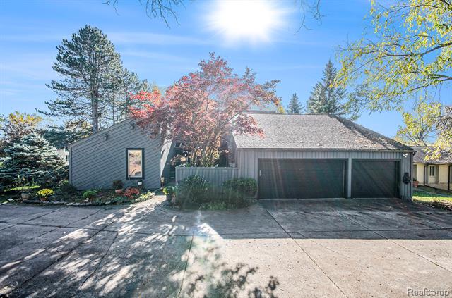 Builiding view three for 2501 Doleman, West Bloomfield, MI. 48324