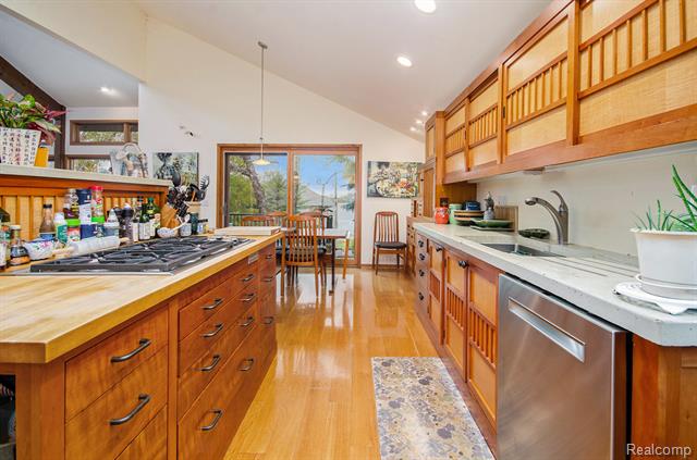 Builiding view twenty one for 2501 Doleman, West Bloomfield, MI. 48324