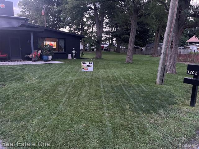 Builiding view eighteen for 3202 Pridham, Keego Harbor, MI. 48320