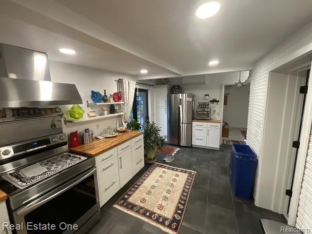 Builiding view seven for 3202 Pridham, Keego Harbor, MI. 48320