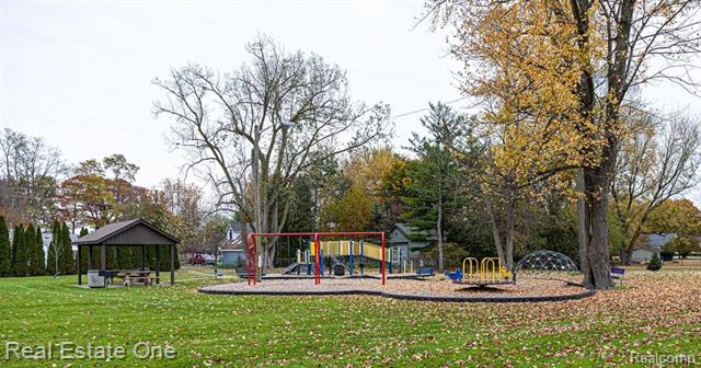 Builiding view twenty five for 3202 Pridham, Keego Harbor, MI. 48320