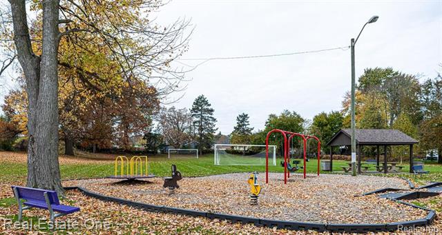 Builiding view twenty four for 3202 Pridham, Keego Harbor, MI. 48320