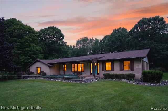 front view for 1325 Pine Grove Ln, Milford, Mi. 48381
