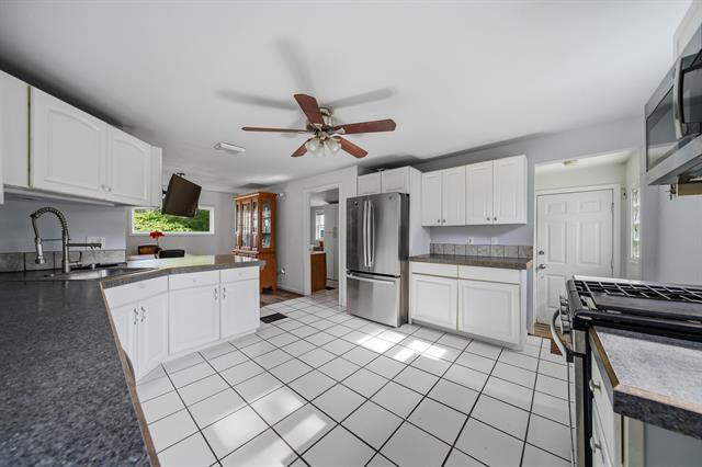 Builiding view six for 2329 Fordham, Keego Harbor, MI. 48320