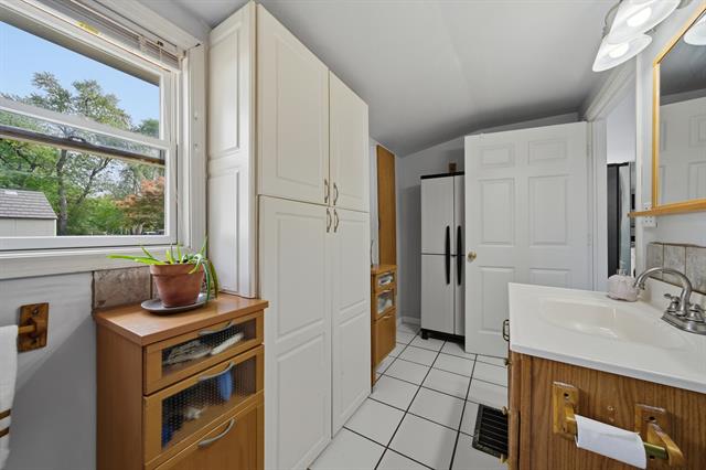 Builiding view thirteen for 2329 Fordham, Keego Harbor, MI. 48320