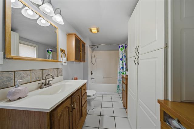 Builiding view twelve for 2329 Fordham, Keego Harbor, MI. 48320