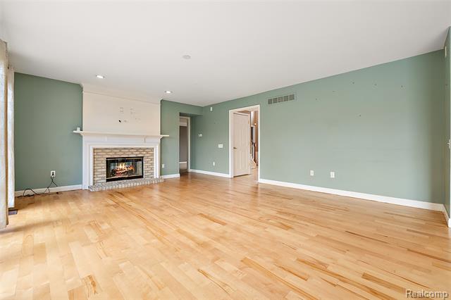 Builiding view eight for 5699 Applegrove, West Bloomfield, MI. 48324