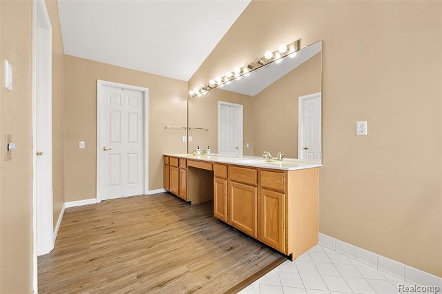 Builiding view eighteen for 5699 Applegrove, West Bloomfield, MI. 48324