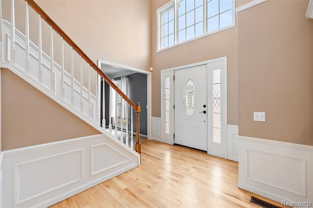 Builiding view fifteen for 5699 Applegrove, West Bloomfield, MI. 48324