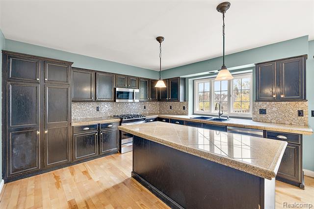 Builiding view five for 5699 Applegrove, West Bloomfield, MI. 48324