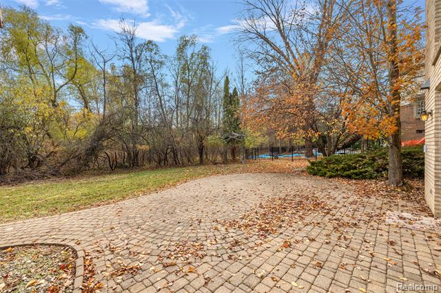 Builiding view forty one for 5699 Applegrove, West Bloomfield, MI. 48324