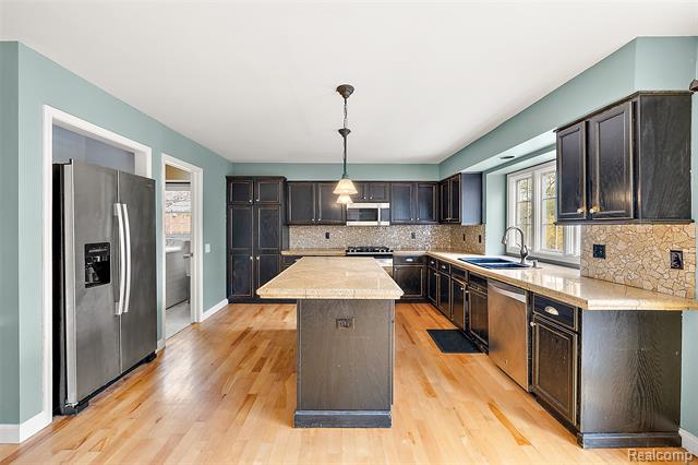 Builiding view four for 5699 Applegrove, West Bloomfield, MI. 48324