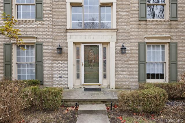 Builiding view one for 5699 Applegrove, West Bloomfield, MI. 48324