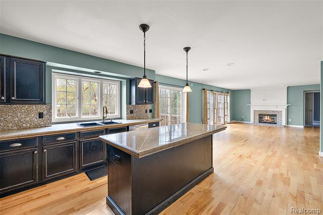 Builiding view six for 5699 Applegrove, West Bloomfield, MI. 48324