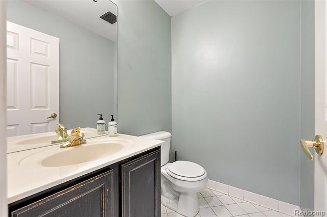 Builiding view thirty seven for 5699 Applegrove, West Bloomfield, MI. 48324