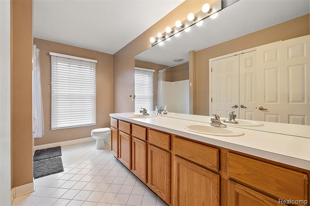 Builiding view twenty three for 5699 Applegrove, West Bloomfield, MI. 48324