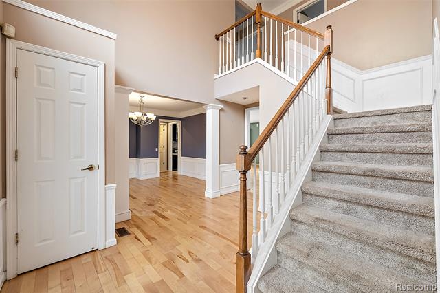 Builiding view two for 5699 Applegrove, West Bloomfield, MI. 48324