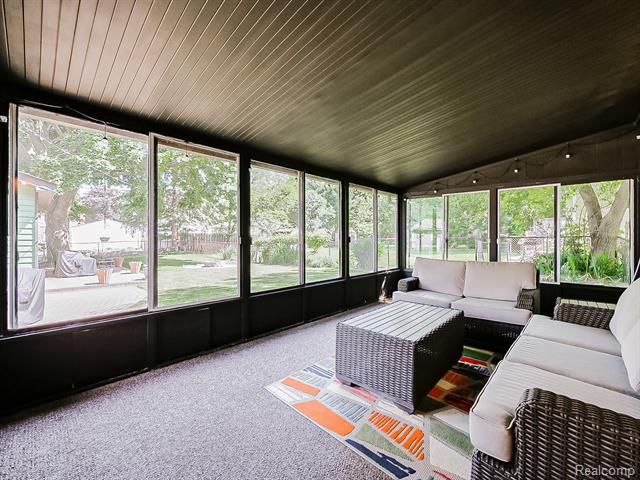 Builiding view eighteen for 719 E Summit, Milford, MI. 48381