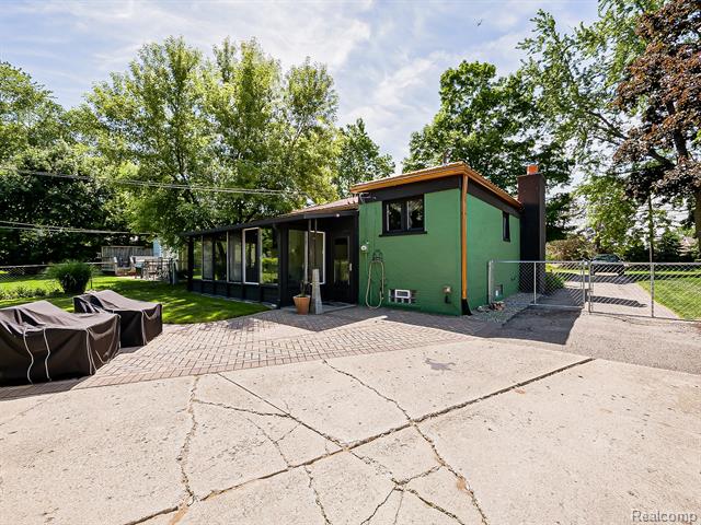 Builiding view nineteen for 719 E Summit, Milford, MI. 48381