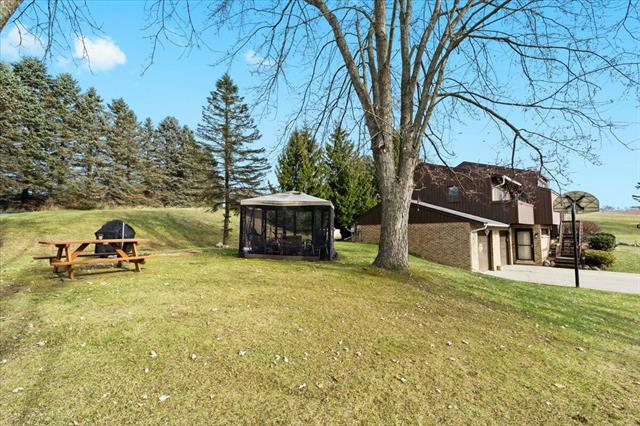 Builiding view thirty three for 2725 Cooley Lake, Highland, MI. 48356