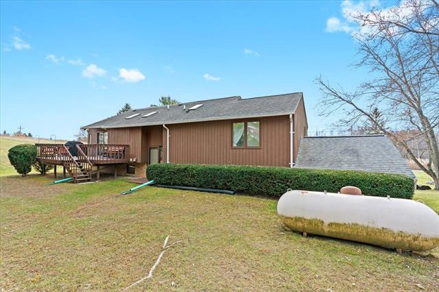 Builiding view thirty two for 2725 Cooley Lake, Highland, MI. 48356