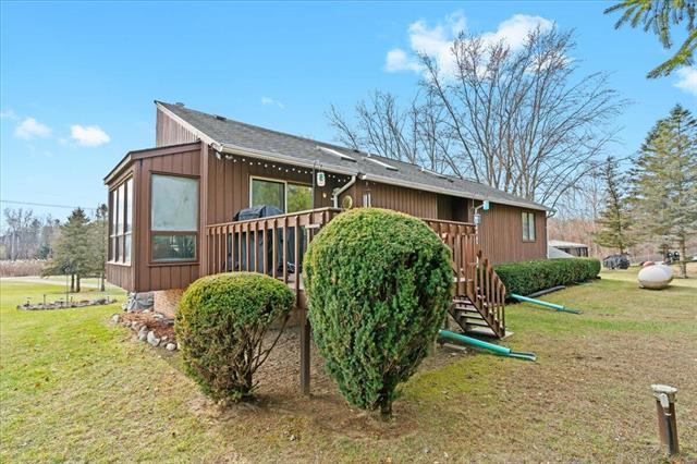 Builiding view thirty for 2725 Cooley Lake, Highland, MI. 48356