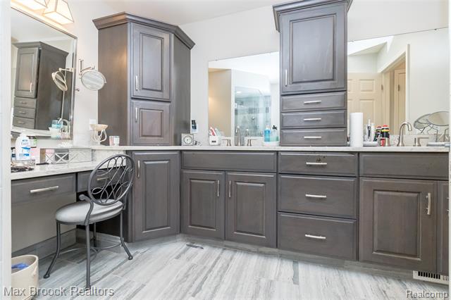 Builiding view thirty three for 6157 Lochmore, Commerce Township, MI. 48382