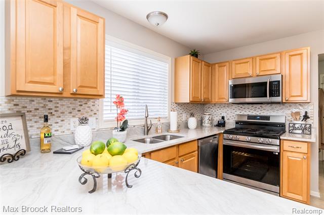 Builiding view twenty one for 6157 Lochmore, Commerce Township, MI. 48382