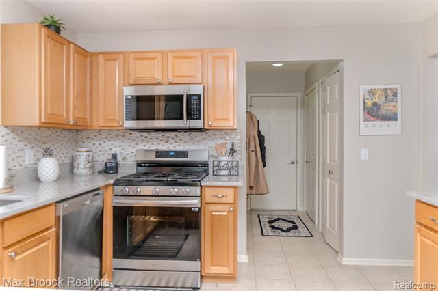 Builiding view twenty two for 6157 Lochmore, Commerce Township, MI. 48382