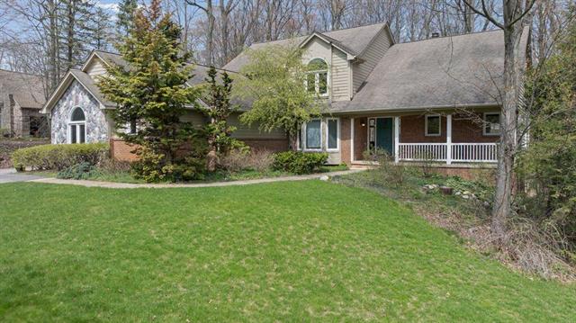 front view for 5990 Lynne Hollow Dr, Commerce Township, Mi. 48382