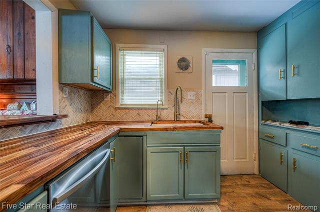 Builiding view eighteen for 8421 Lagoon, Commerce Township, MI. 48382