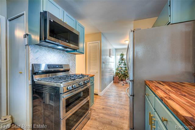 Builiding view seventeen for 8421 Lagoon, Commerce Township, MI. 48382