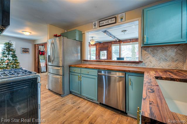 Builiding view sixteen for 8421 Lagoon, Commerce Township, MI. 48382