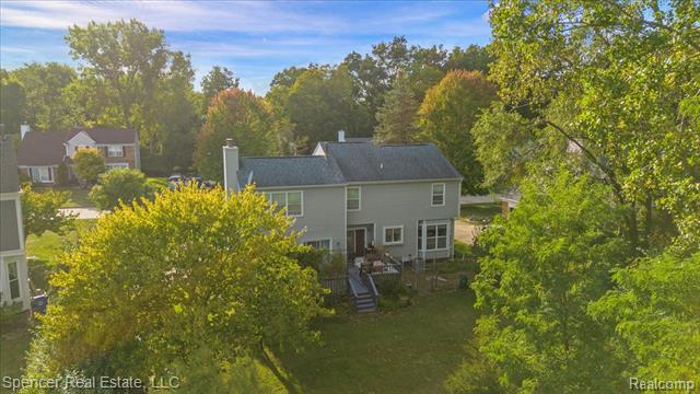 Builiding view forty for 1753 Dawncrest, West Bloomfield, MI. 48324