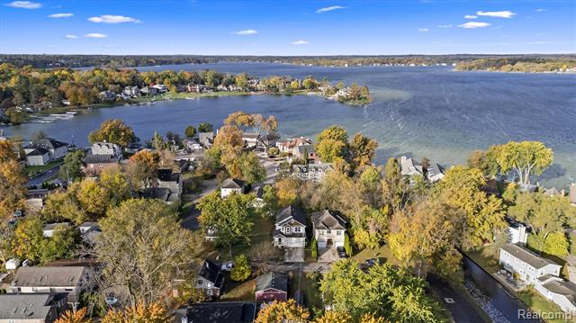 Builiding view twenty two for 2136 Brock, Keego Harbor, MI. 48320