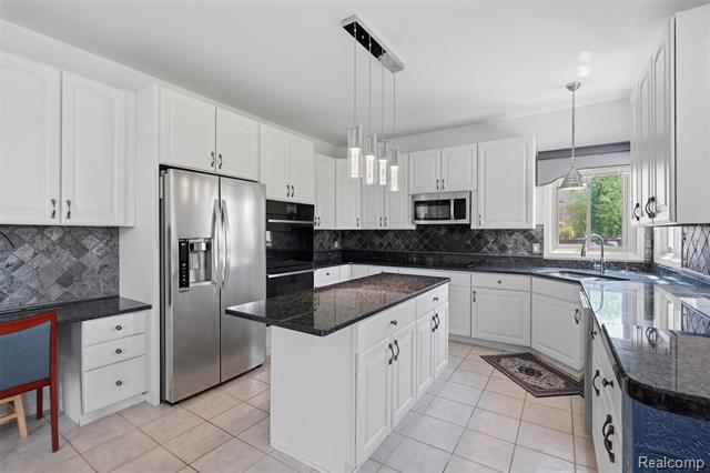 Builiding view fifteen for 2935 Ivy Hill, Commerce Township, MI. 48382