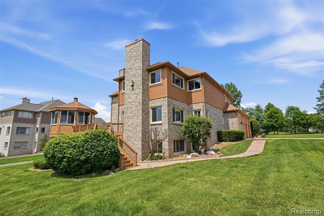 Builiding view sixty one for 2935 Ivy Hill, Commerce Township, MI. 48382