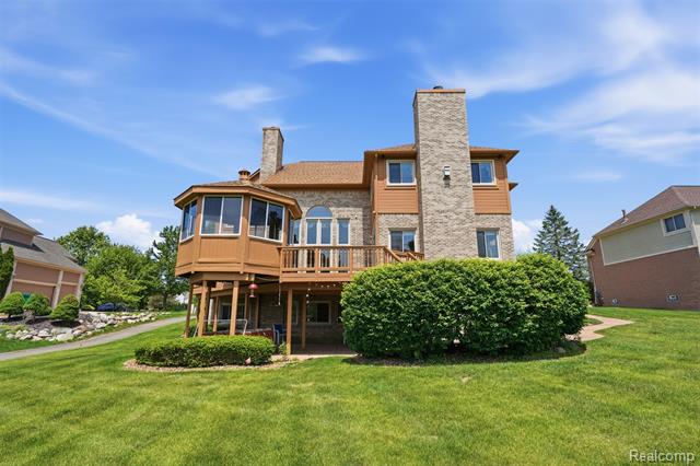 Builiding view sixty for 2935 Ivy Hill, Commerce Township, MI. 48382