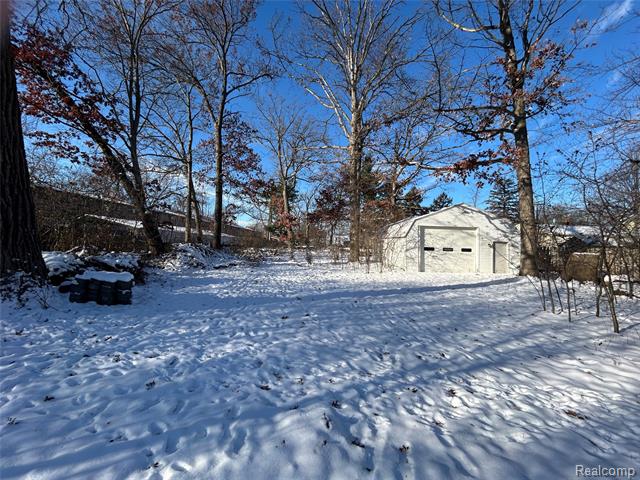 Builiding view five for 2488 Willow Beach, Keego Harbor, MI. 48320